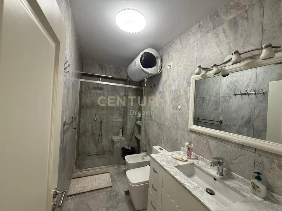 Tirane, jepet me qera apartament 2+1 Kati 4, 110 m² 800 € (selvia)