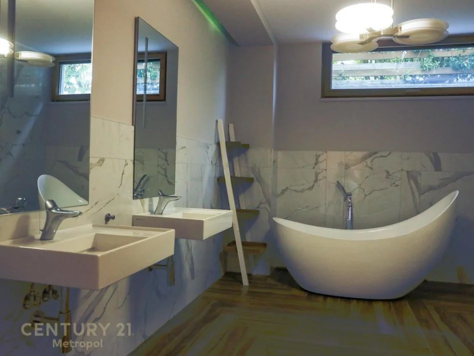 Tirane, shes Vile 4+1 Kati 0, 700 m² 1.650.000 € (long hill residence)