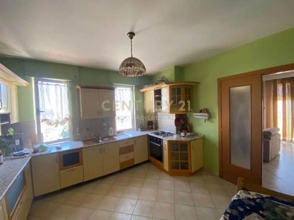 Tirane, jepet me qera apartament 2+1 Kati 10, 140 m² 800 € (RR. E BARRIKADAVE)