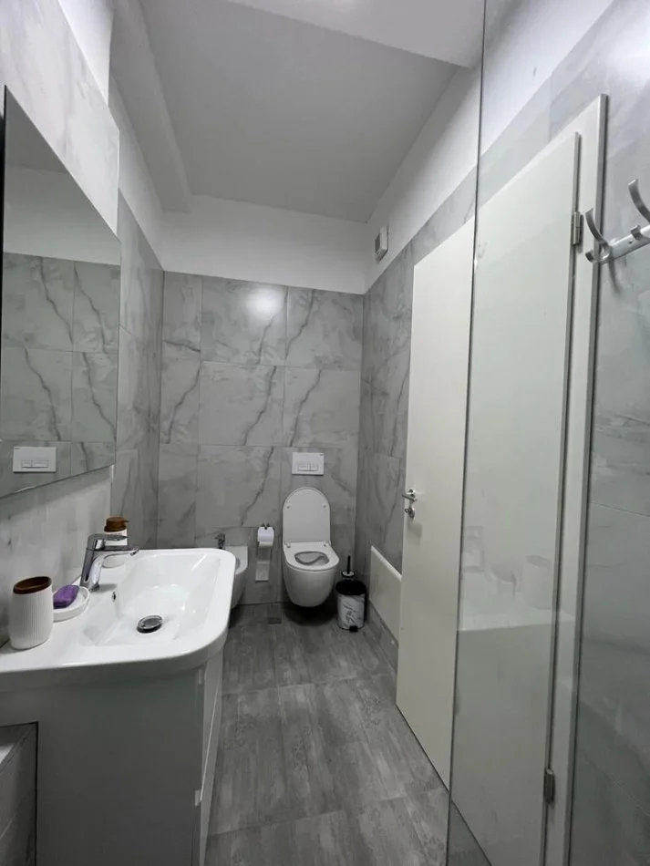 Tirane, jepet me qera apartament 1+1+Ballkon Kati 4, 61 m² 630 € (Kompleksi Kontakt)