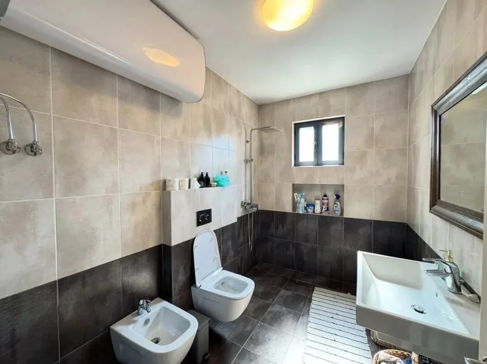 Tirane, jepet me qera apartament 2+1+Ballkon Kati 4, 160 m² 2.500 € (Air Albania)