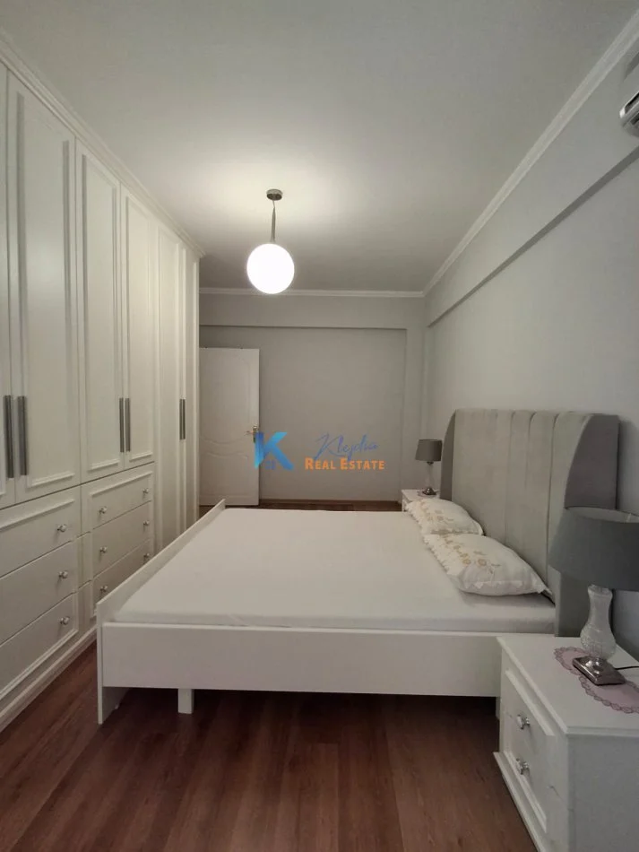 Tirane, jap me qera apartament 2+1+Aneks+Ballkon Kati 2, 90 m² 700 € (Myslym Shyr, pas Gjykates se Larte)