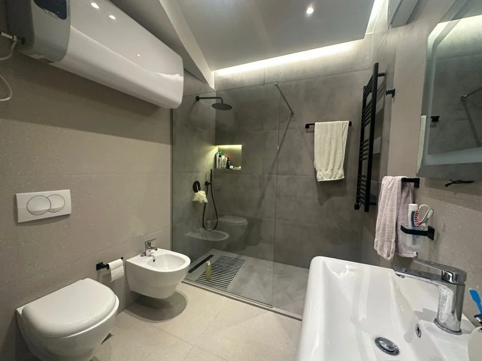 Tirane, shitet apartament 3+1+Ballkon , 240 m² 350.000 € (Kodra e Diellit 2)