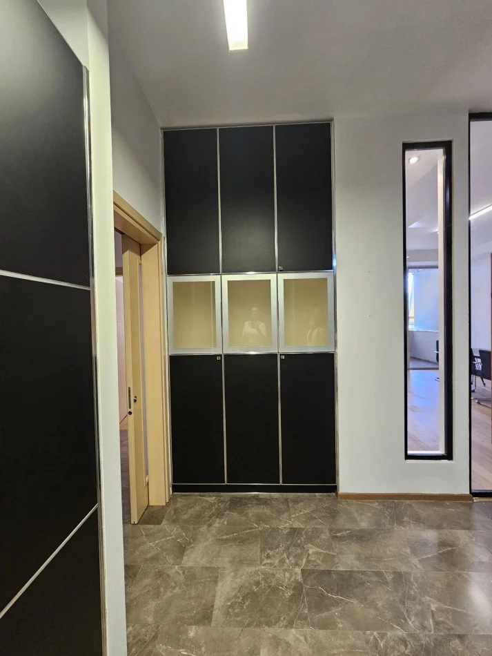 Tirane, jepet me qera zyre Kati 4, 130 m² 1.800 € (Ish-Blloku,rruga Ibrahim Rrugova, prane Tirana Bank)