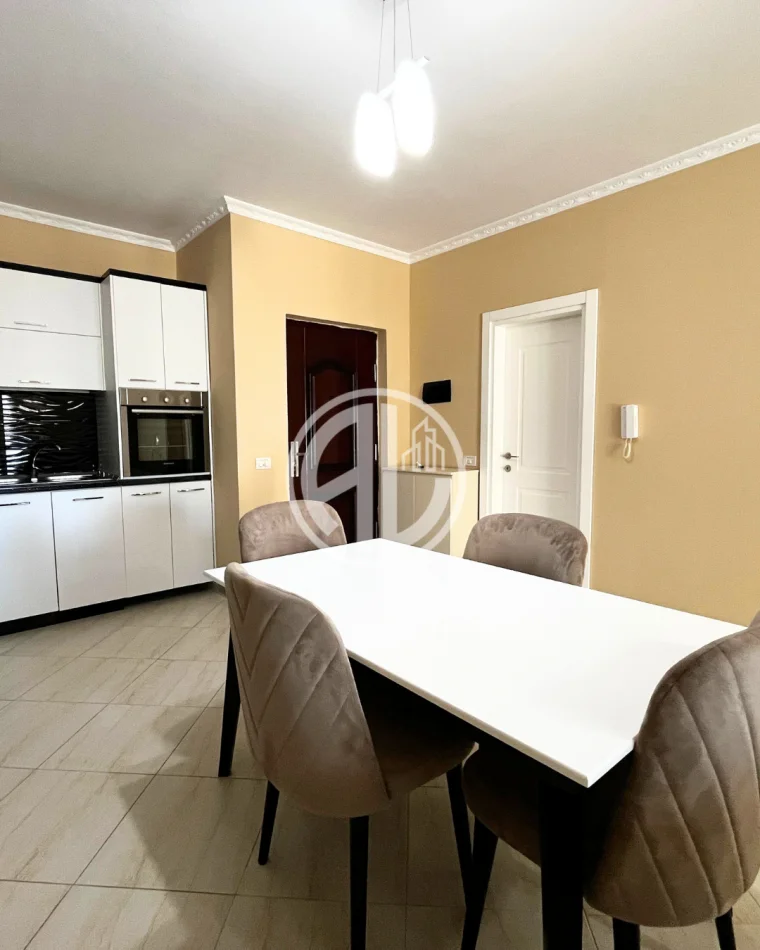 Durres, jepet me qera 2+1+Ballkon Kati 9, 450 € 