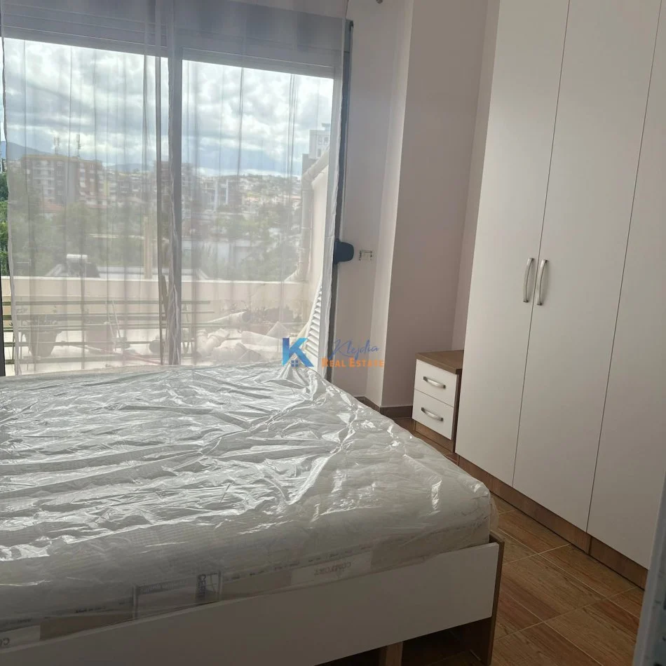 Tirane, jap me qera apartament 3+1+Ballkon Kati 3, 165 m² (mbi Maternitetin e Ri, prane Pasticeri Tito)