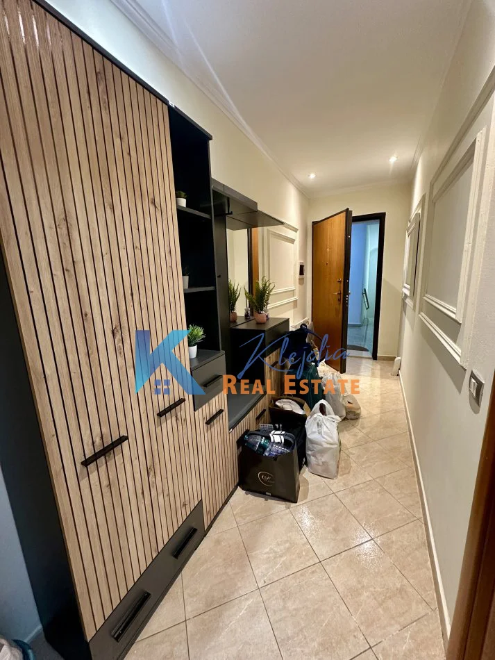 Tirane, jap me qera apartament 1+1+Ballkon Kati 5, 70 m² 670 € (Bllok, prane Fakultetit Juridik)