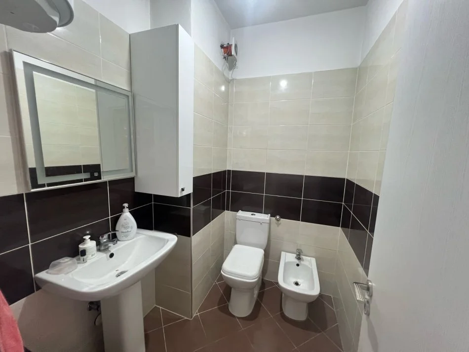 Tirane, jap me qera apartament 2+1+Ballkon Kati 4, 95 m² 1.000 € (Kompleksi Kika 2)