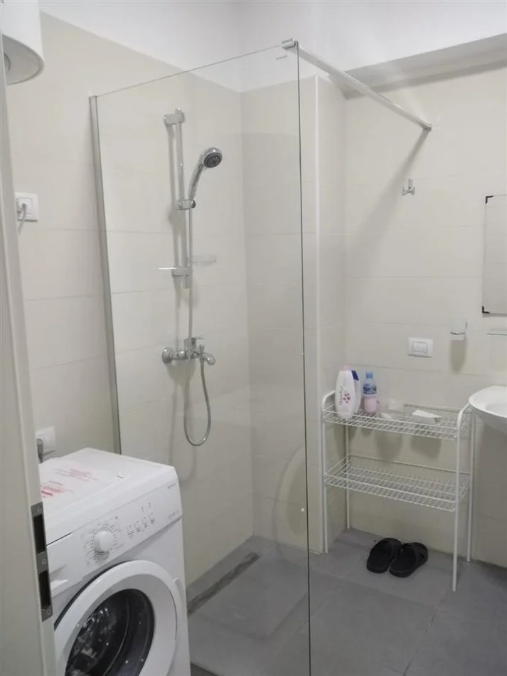 Tirane, jap me qera apartament 2+1+Ballkon Kati 2, 93 m² 600 € (21 Dhjetori, Kompleksi Magnet)