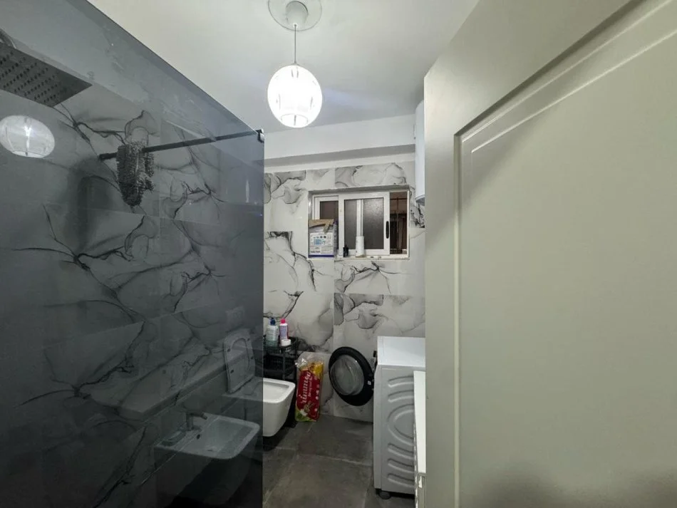 Tirane, shitet apartament 2+1+Ballkon Kati 9, 98 m² 155.000 € (Ne Porcelan, rruga Kongresi i Manastirit, prane UET)