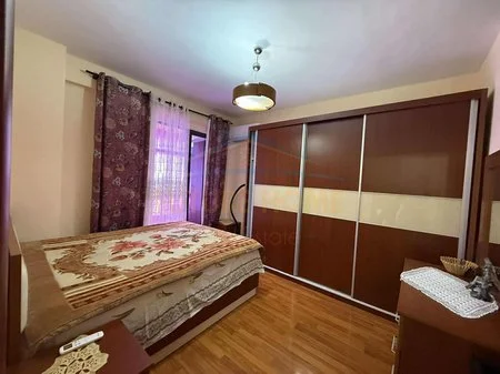 Tirane, jepet me qera apartament 2+1 , 450 € 