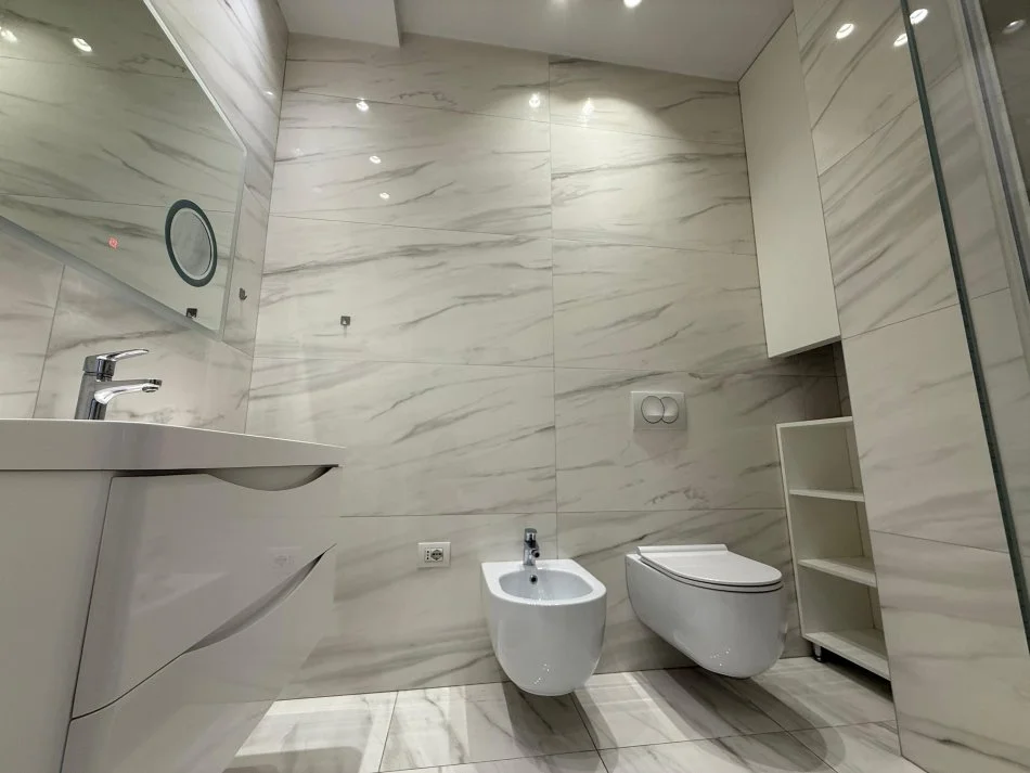 Tirane, jepet me qera apartament duplex 3+1+Ballkon Kati 5, 140 m² 1.500 € (Rr. e Barrikadave)