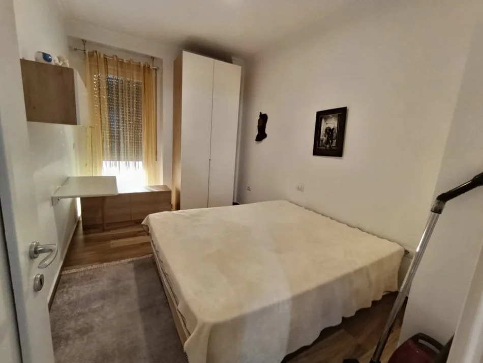 Tirane, jap me qera apartament 2+1+Ballkon Kati 2, 75 m² 700 € (21 Dhjetori, afer hotel Mondial)