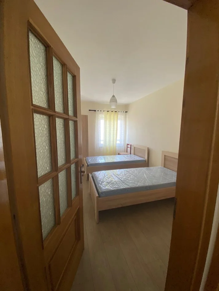 Tirane, jap me qera apartament 2+1+Ballkon Kati 7, 99 m² 550 € (Rruga Dritan Hoxha, prane Hotel Relax)