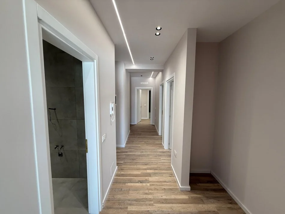 Tirane, shitet apartament 3+1+Ballkon Kati 8, 173 m² (Astir)