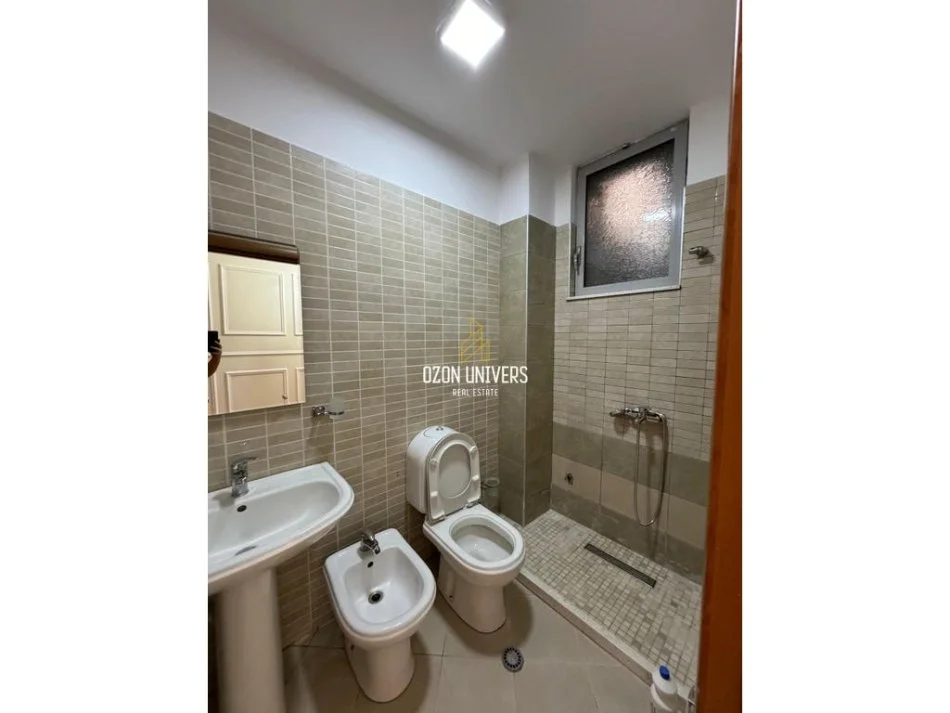 Tirane, jepet me qera apartament 3+1 Kati 5, 90 m² 550 € (fresku)