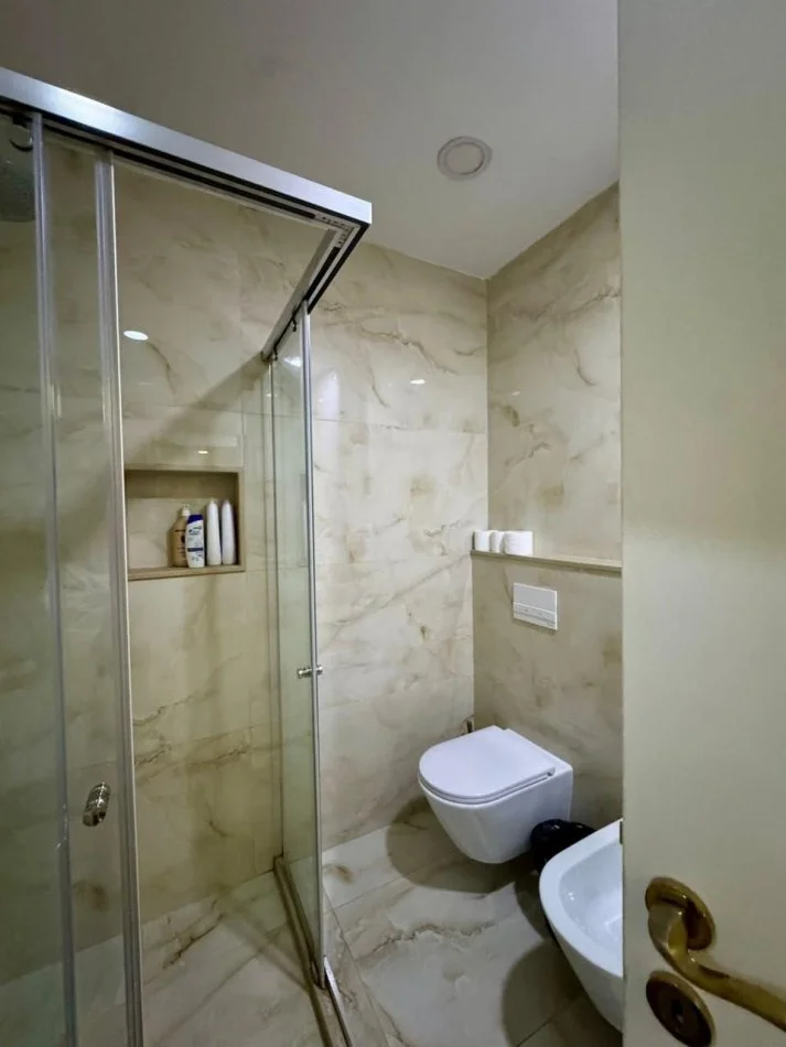 Tirane, jepet me qera apartament 1+1 , 65 m² 850 € 