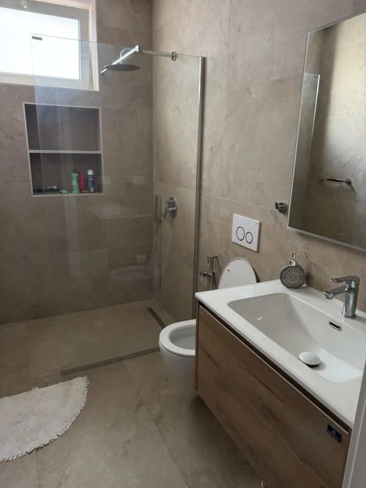 Tirane, jepet me qera apartament 2+1 , 90 m² 950 € 