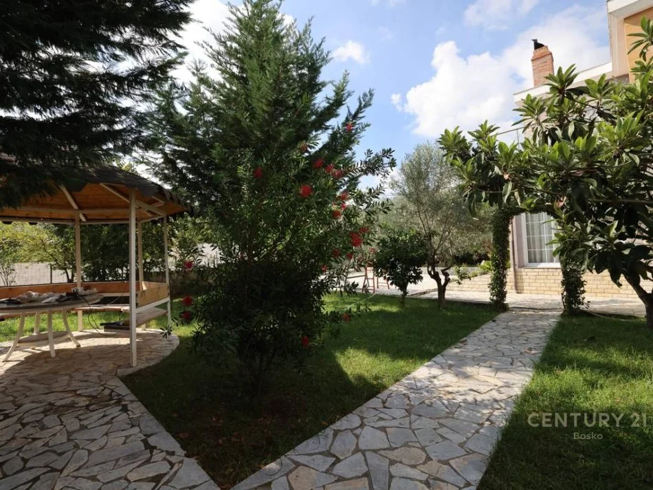 SUPER VILE NE TUFINE  300,000 €