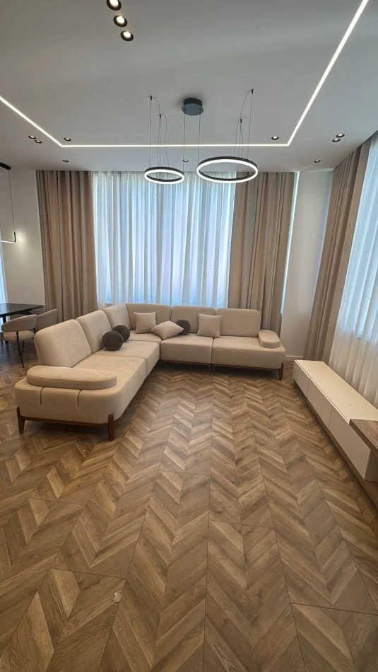 Tirane, jepet me qera apartament 1+1+Ballkon Kati 1, 90 m² 800 € (KODRA E DIELLIT)