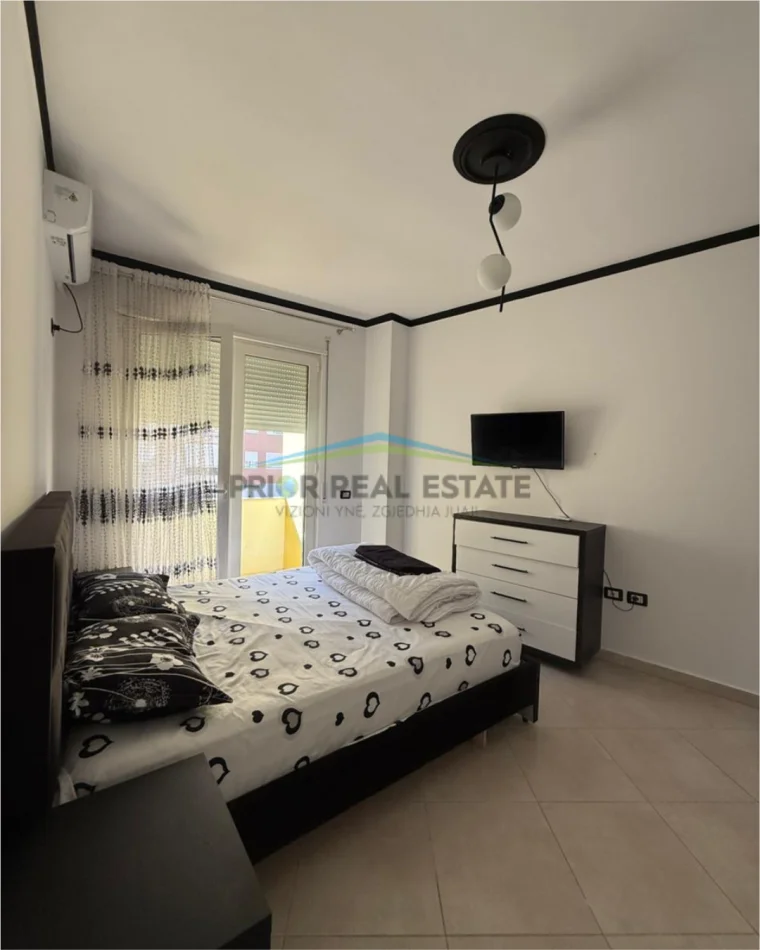 Tirane, jepet me qera apartament 2+1+2+Garazh Kati 2, 110 m² 800 € (Liqeni i thate)