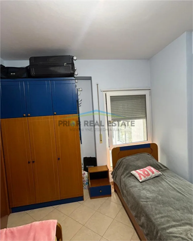 Tirane, jepet me qera 2+1+2 Kati 4, 105 m²  70.000ALL (Komuna e Parisit)