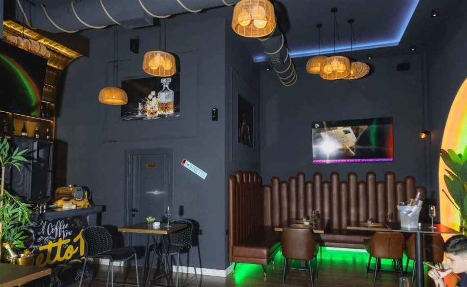 Tirane, jepet me qera lokal Kati 0, 130 m² 2.500 € (XHAMLLIKU)