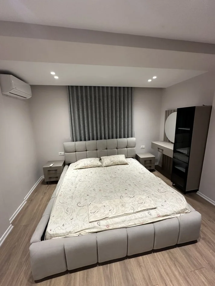 Tirane, jepet me qera apartament 2+1+Ballkon Kati 4, 90 m² 800 € (Bulevardi Zogu i I)
