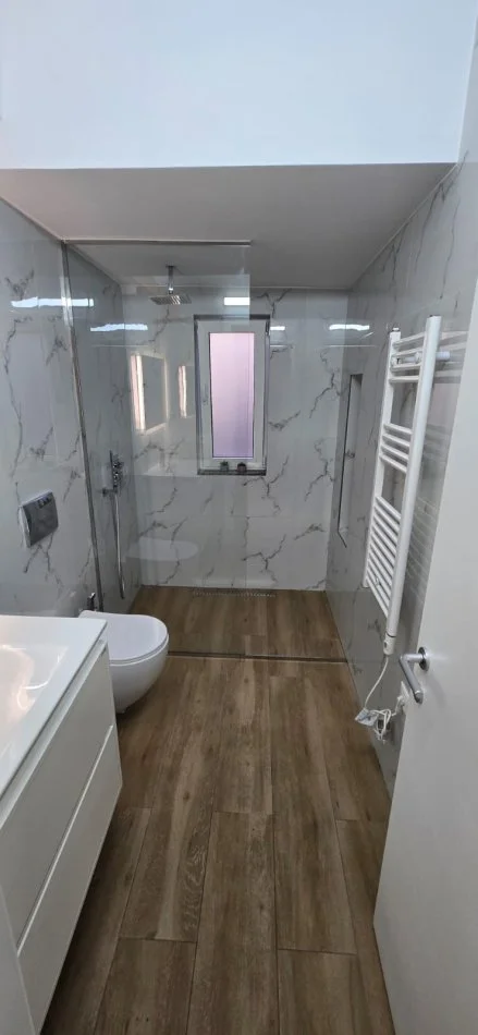 Tirane, jepet me qera apartament 2+1 , 75 m² 820 € 