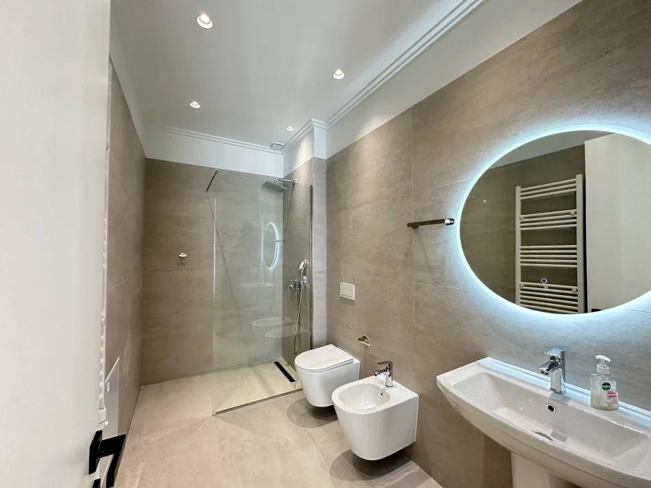 Tirane, jepet me qera apartament 3+1+Ballkon Kati 2, 140 m² 2.000 € (Liqeni i Thate)