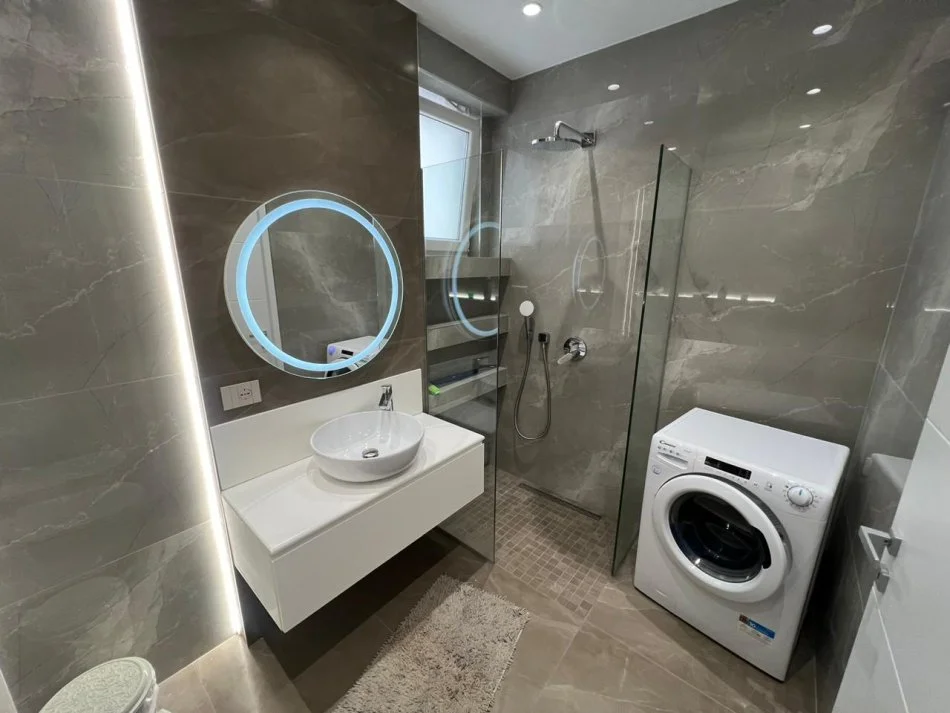 Tirane, jepet me qera apartament 2+1+Ballkon , 108 m² 1.000 € (Liqeni i Thate)