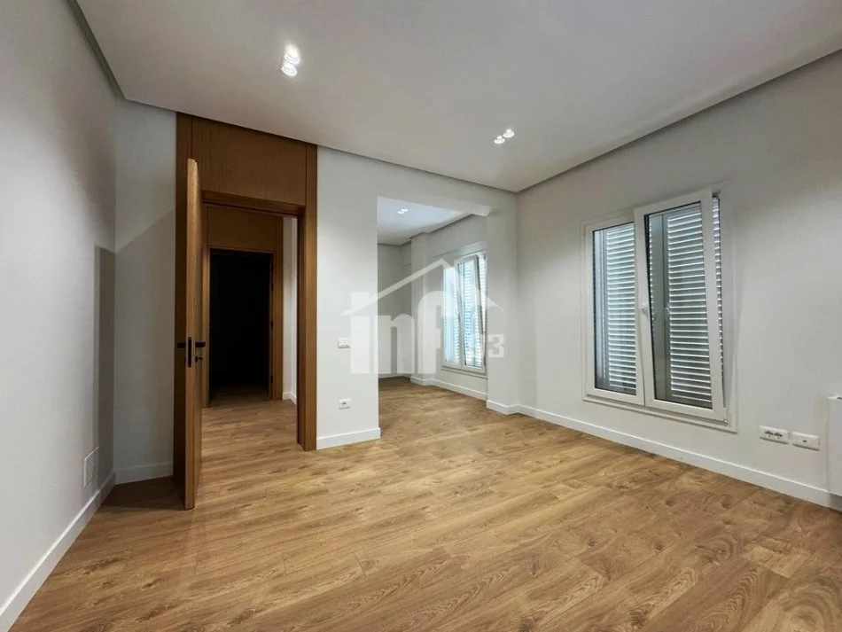 Tirane, jepet me qera zyre , 440 m² 9.000 € (PRANE AMBASADES AMERIKANE)