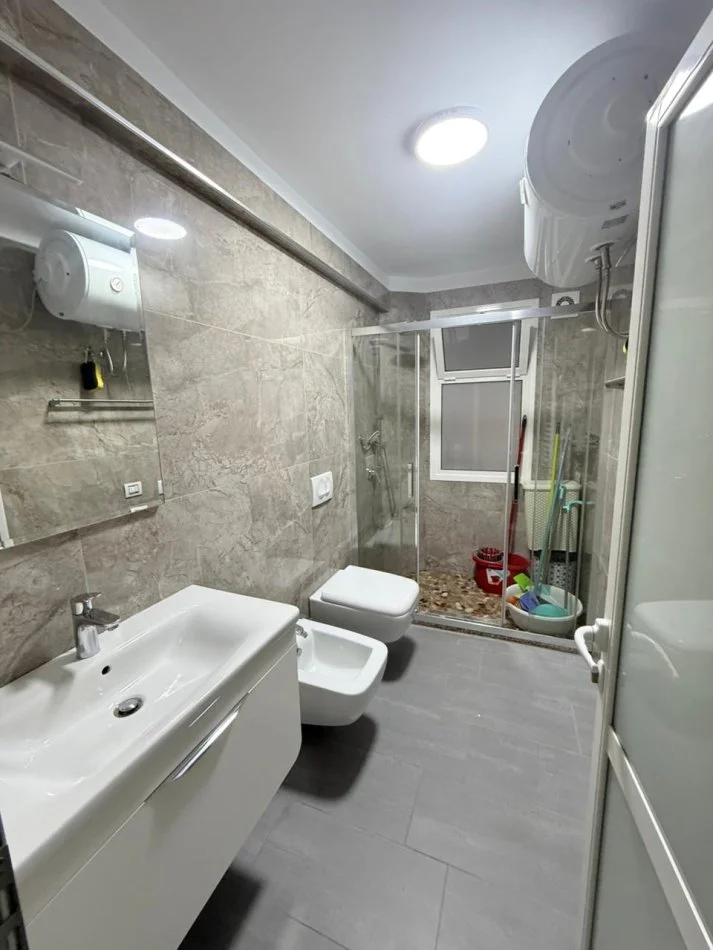Tirane, jepet me qera apartament 1+1 , 70 m² 600 € 
