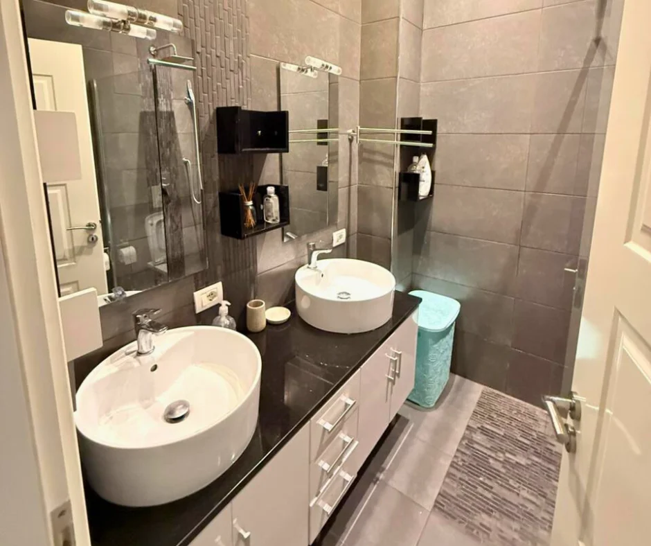 Tirane, jepet me qera shtepi 2+1 Kati 0, 160 m² 1.300 € (Gjimnazi Petro Nini)