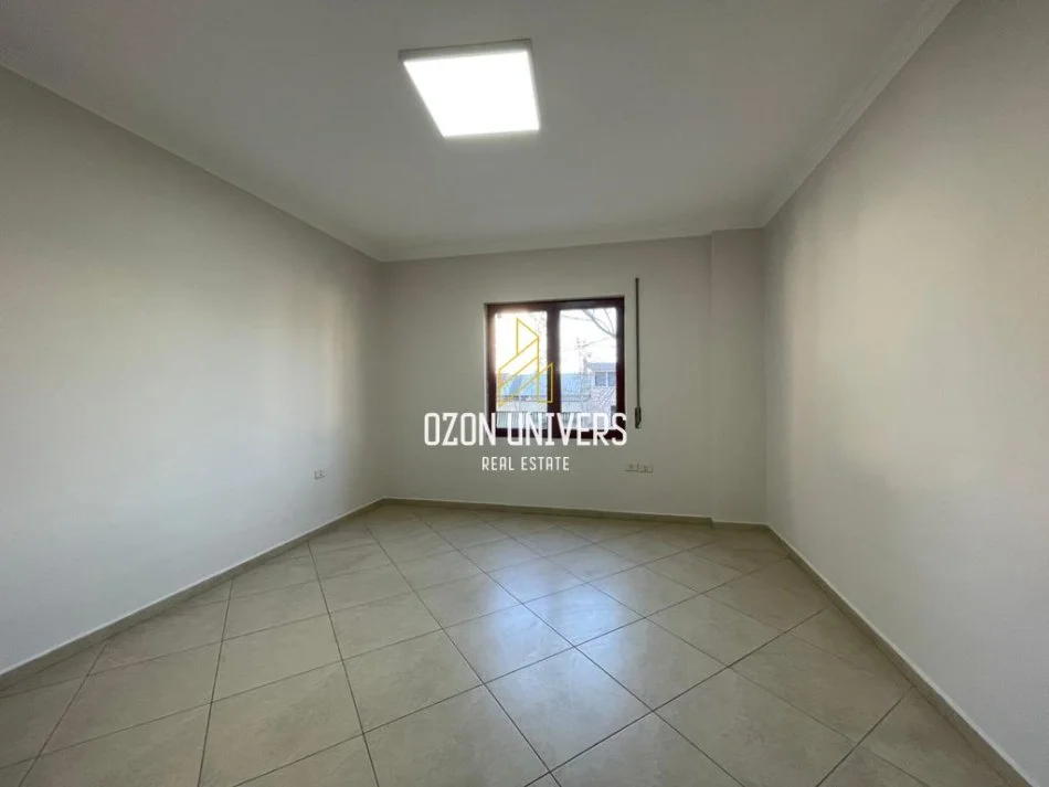 Tirane, jepet me qera apartament 2+1+Ballkon Kati 2, 106 m² 900 € (rruga e Kavajes)