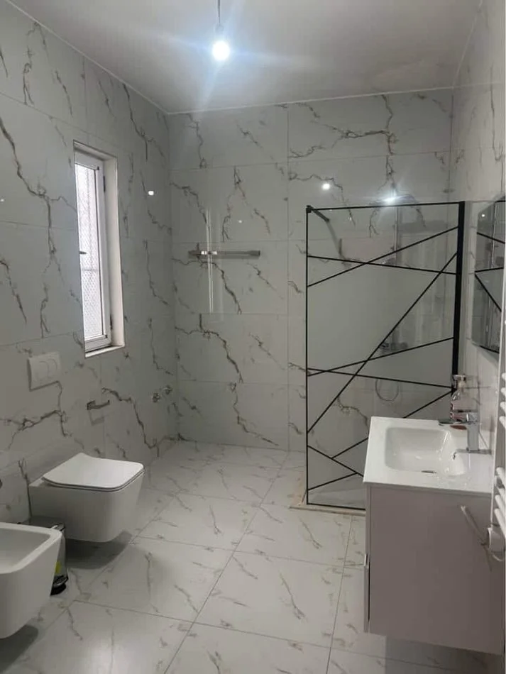 Tirane, jepet me qera Vile 2+1 Kati 1, 100 m² 470 € (Rruga Migjeni)