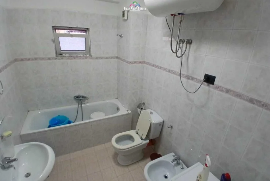 Tirane, jepet me qera apartament 1+1 Kati 10, 100 m² 600 € (prane kishes katolike)