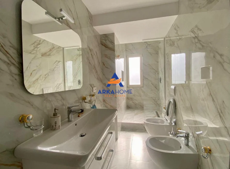 Tirane, jepet me qera apartament 2+1+Ballkon Kati 4, 100 m² 800 € 