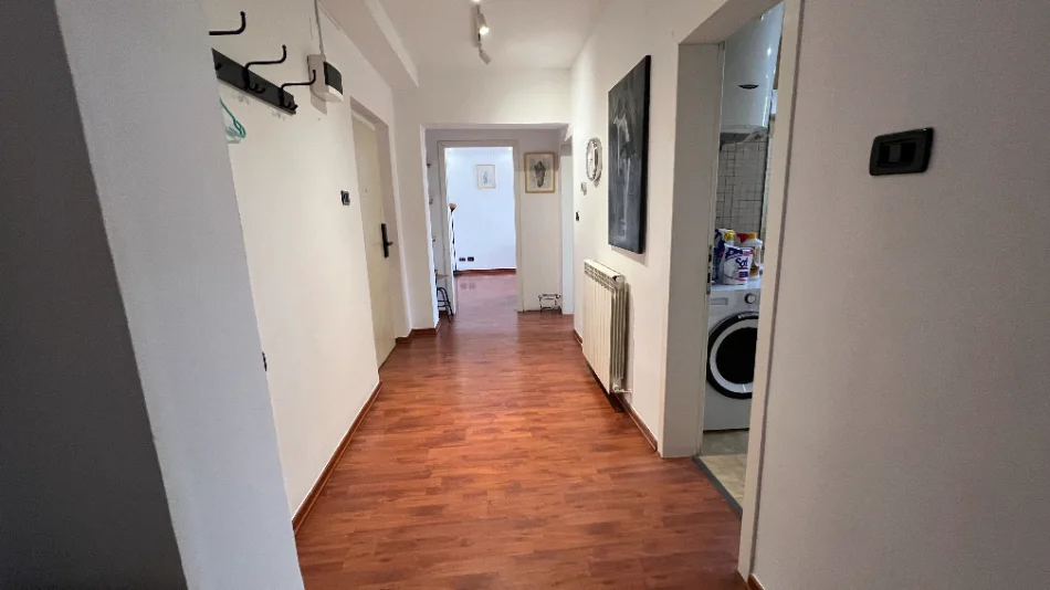 Tirane, jepet me qera apartament 1+1 Kati 3, 76 m² 700 € (piazza, qender)