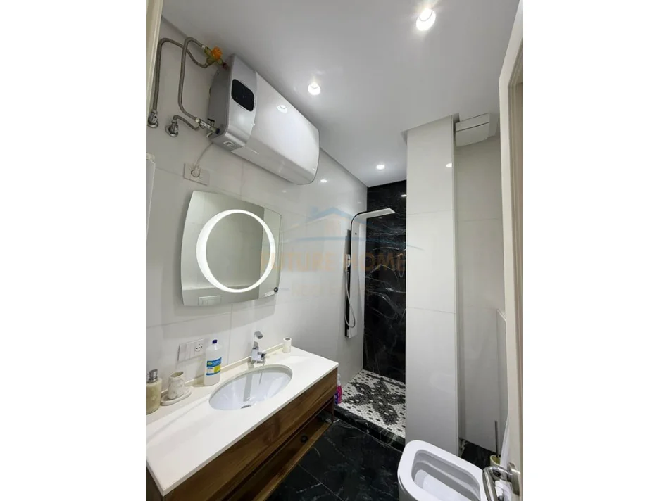 Tirane, jepet me qera apartament 2+1+Ballkon Kati 5, 160 m² 1.800 € (Liqeni i Thate)