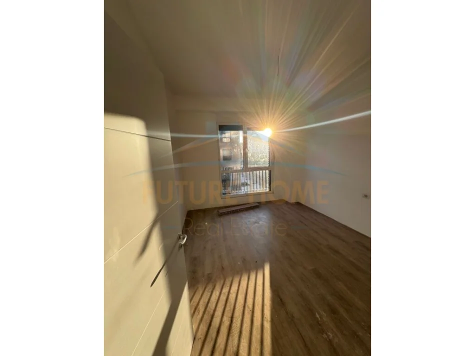 Tirane, jepet me qera apartament 3+1 Kati 1, 143 m² 1.000 € (Ish Fusha Aviacionit)