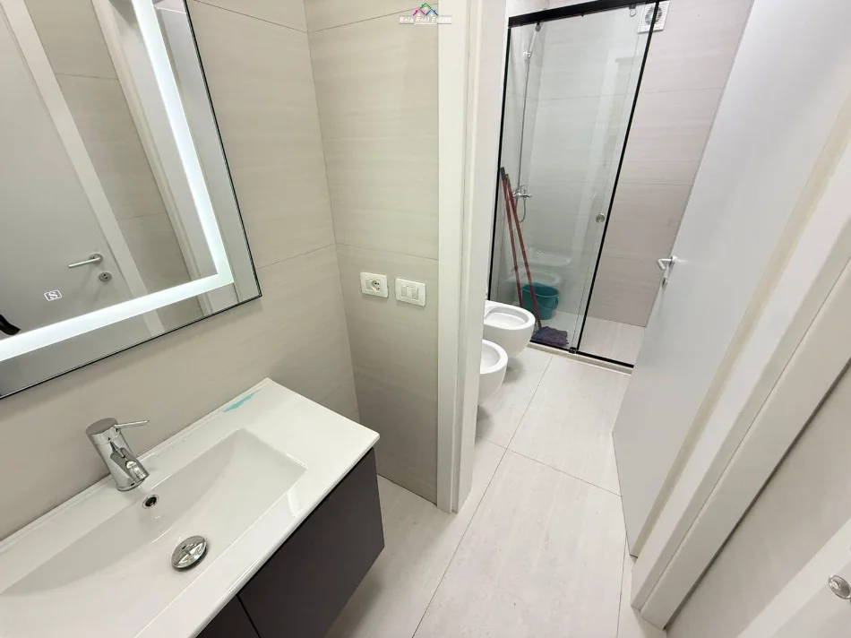 Tirane, jepet me qera apartament 2+1 Kati 5, 85 m² 630 € (Rruga 5 Maj, prane Black Stone)