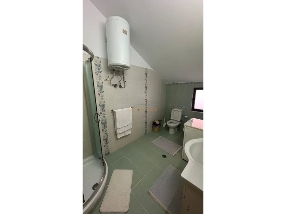 Tirane, jepet me qera apartament 3+1 Kati 2, 144 m² 1.100 € (Rruga Bill Klinton)