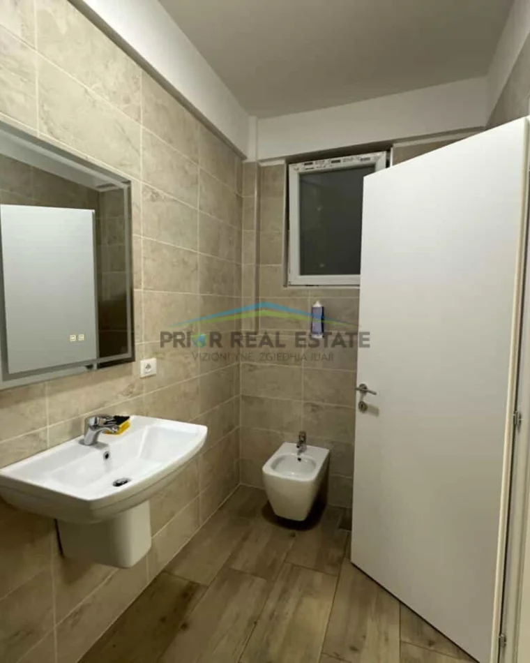 Tirane, jepet me qera apartament 2+1+2  Kati 2, 110 m² 800 € (Liqeni i Thate)