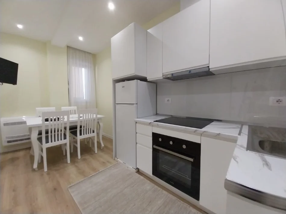 Tirane, jepet me qera apartament 1+1 Kati 7, 75 m² 1.200 € (Rruga Asim Vokshi)
