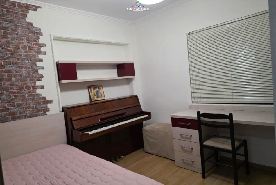 Tirane, jepet me qera apartament 4+1 Kati 3, 120 m² 1.500 € (Rruga Mine Peza)