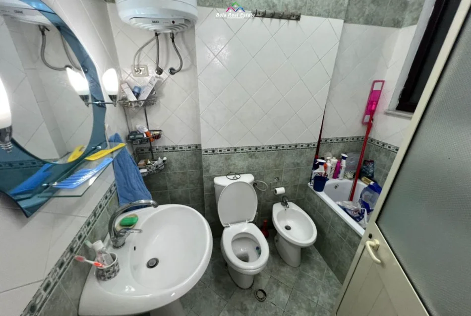 Tirane, jepet me qera apartament 3+1 Kati 5, 130 m² 780 € (Rruga Asim vokshi)