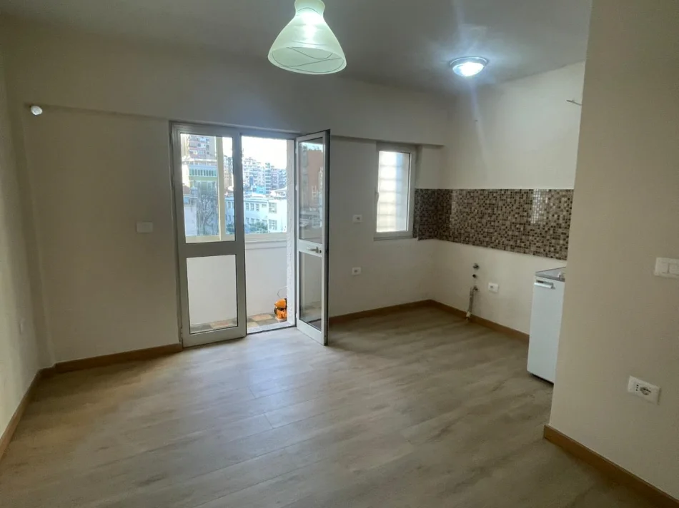 Tirane, jepet me qera zyre Kati 4, 600 € (Pazari i Ri, Kolonat)