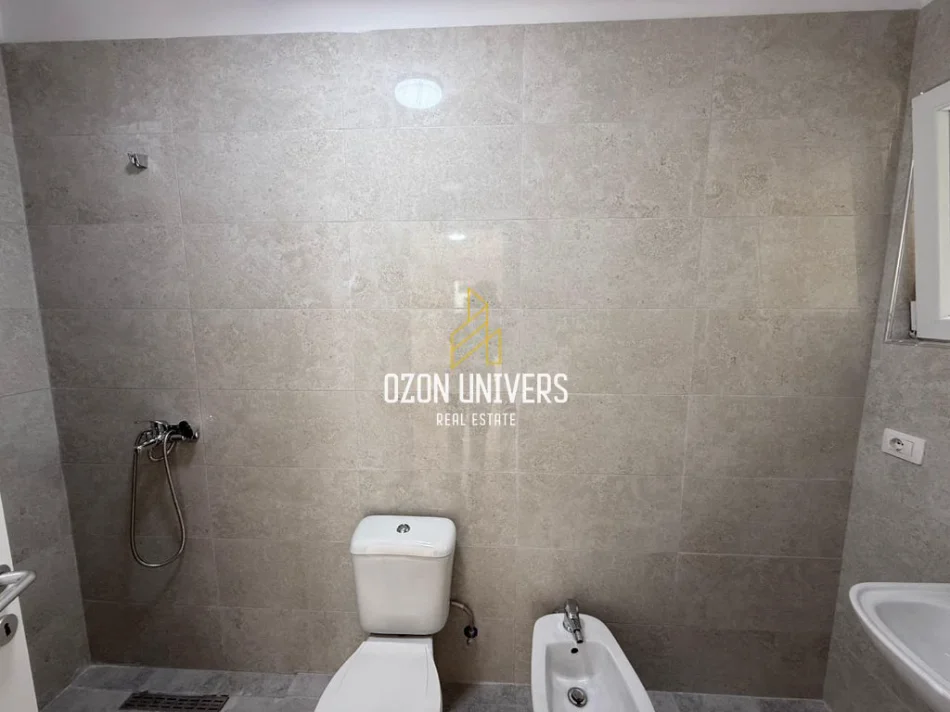 Tirane, jepet me qera apartament 2+1+Ballkon Kati 2, 128 m² 500 € (Rruga e Qelqit, Kombinat)