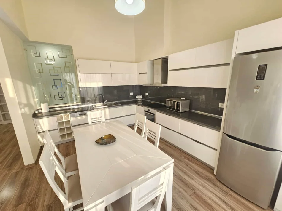 Tirane, jepet me qera apartament 2+1 Kati 2, 130 m² 1.500 € (Teg)
